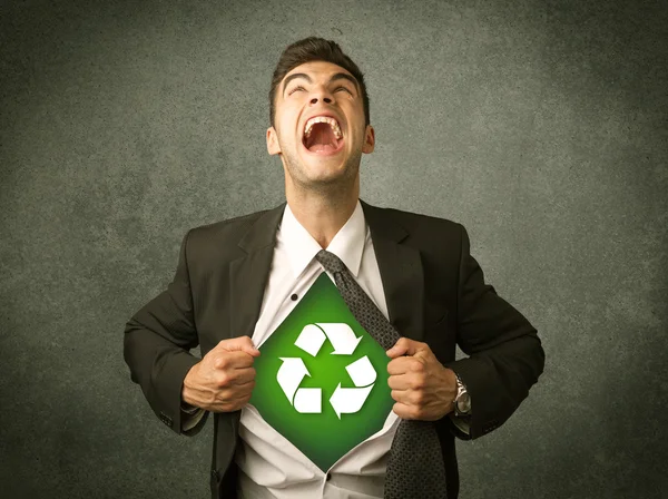 Enviromentalist homem de negócios rasgando fora camisa com sinal de reciclagem — Fotografia de Stock