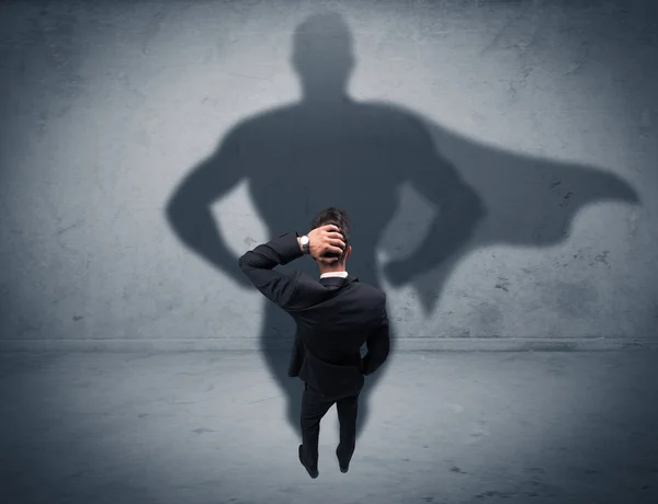 Uomo d'affari di successo con ombra di supereroe — Foto Stock