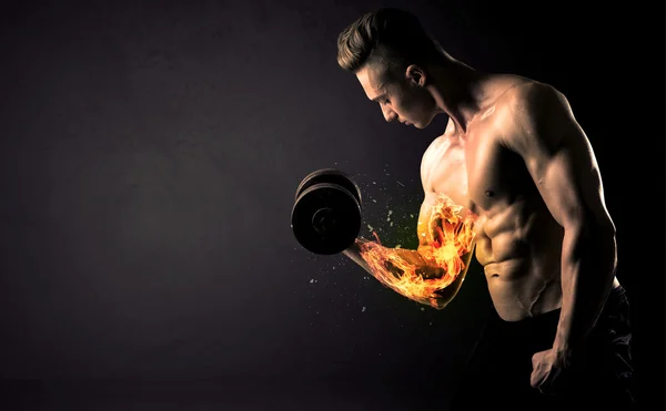 Culturista atleta levantando peso con el concepto de brazo de explosión de fuego — Foto de Stock