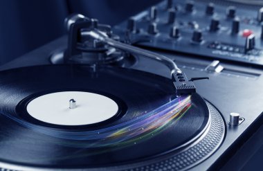 Renkli soyut çizgilerle vinil müzik çalan müzik çalar