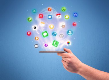 Tablet telefon app simgeleri ile tutan el