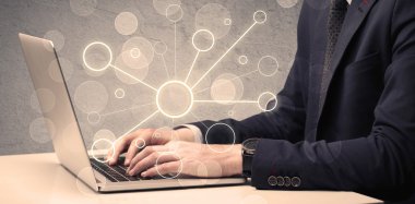 Dizüstü bilgisayarda yazan bilim işçisi