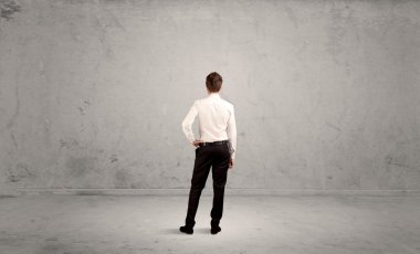 İş adamı boş kentsel alanda kayboldu