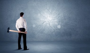 İşadamı çekiçle duvara çarpıyor.