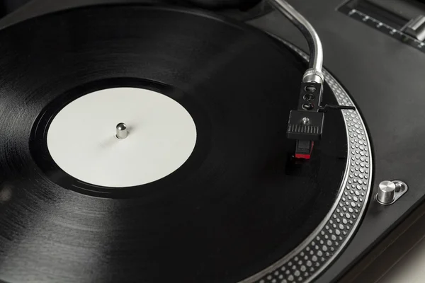 Giradiscos tocando vinilo de cerca con aguja en el disco —  Fotos de Stock