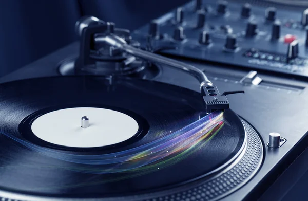 Lettore musicale che riproduce musica in vinile con linee astratte colorate — Foto Stock