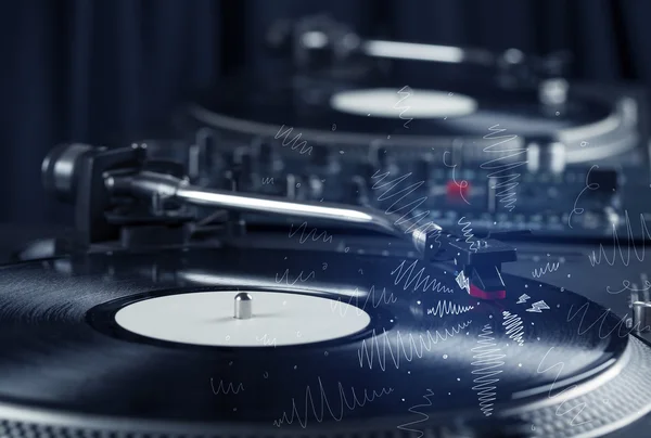 Giradiscos tocando música con líneas cruzadas dibujadas a mano —  Fotos de Stock