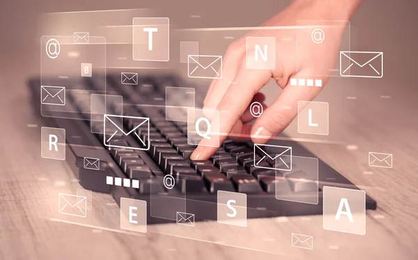 Handtippen auf der Tastatur mit digitalen Tech-Symbolen — Stockfoto