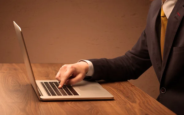 Uomo d'affari è vestito di lavoro sul computer portatile — Foto Stock