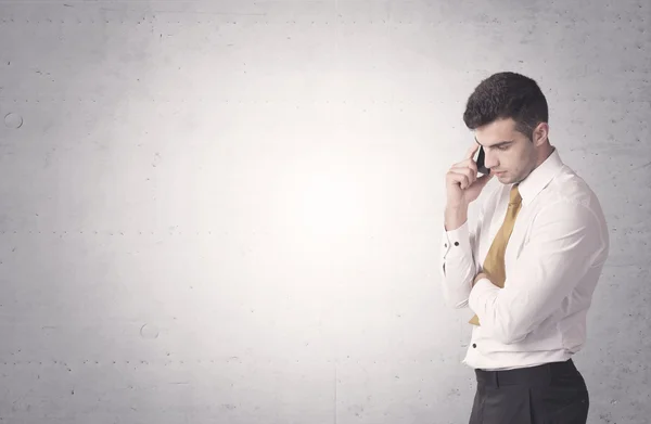 Elegante hombre de negocios con un fondo claro —  Fotos de Stock