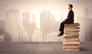 Kitap şehirde oturan adam
