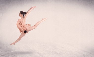Modern balerin boş arka planla sanat atlayışı yapıyor.