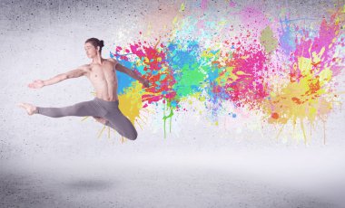 Renkli boyalarla zıplayan modern sokak dansçısı.