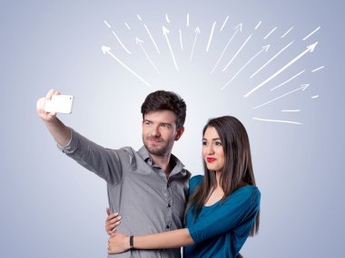 Oklarla selfie çeken sevimli bir çift.