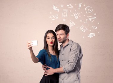 Düşünceleriyle selfie çeken çift.