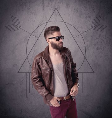 Sıradan komik erkek cep telefonu kullanıyor.