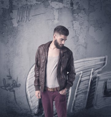 Graffiti duvarında duran manken.