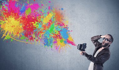 Kamera ve boya sıçratan hippi adam.