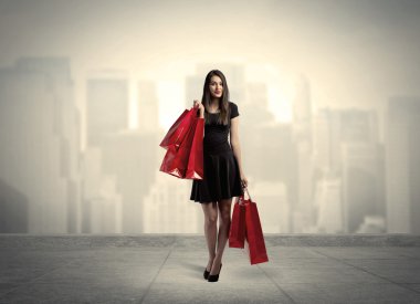 Kırmızı alışveriş çantalı zarif şehir kızı.