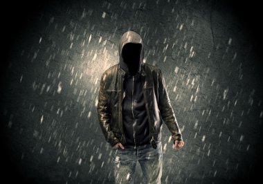 Bilinmeyen şüpheli karanlıkta duruyor.