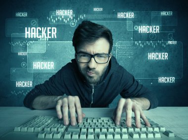 Klavye ve gözlüklü bir bilgisayar korsanı.