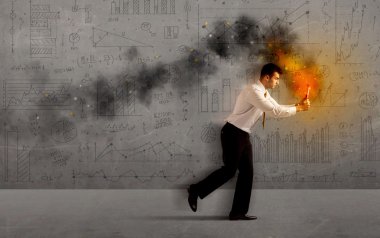 Yangın dizüstü bilgisayarı olan bir iş adamı