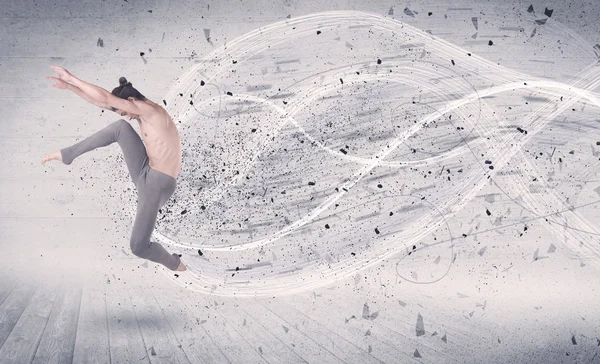 Ballerino di performance che salta con particelle di esplosione energetica — Foto Stock