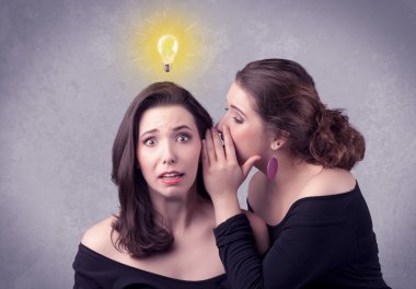 Kız onu kız arkadaşına gizli şeyler söylüyorum