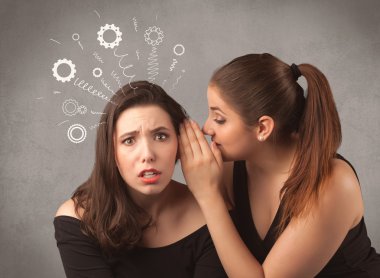 Kız onu kız arkadaşına gizli şeyler söylüyorum