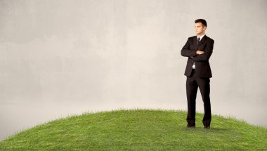 şehir manzarası önünde duran adam