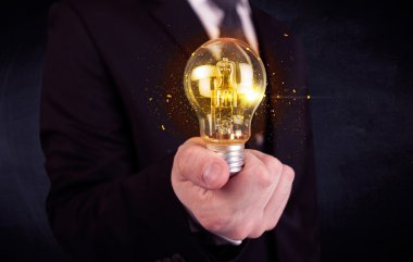 bir ampul tutarak ofis çalışanı