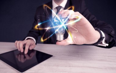 renkli bir ampul tutan işadamı