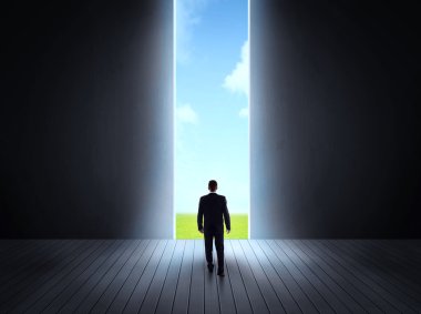 işadamı kapı açmak için yürüyüş