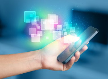 Soyut parlayan kareler ile akıllı telefon tutan el