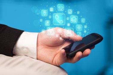 El smartphone telefon app simgeleri ile tutarak