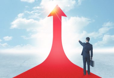 üzerinde kırmızı bir ok ayakta işadamı