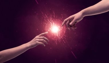 Dokunan eller uzayda ışıldar