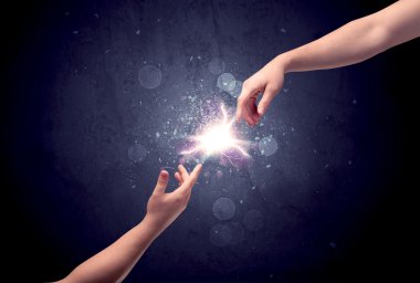 Elleri bir kıvılcım gibi parlıyor