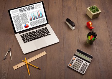 Ofis aksesuarlarıyla birlikte bilgisayar dizüstü bilgisayarı masada. 