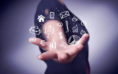 Avuçlarında çizim simgeleri olan bir ofis çalışanı