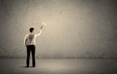 Boş duvarda duran tekerlekli patenci.