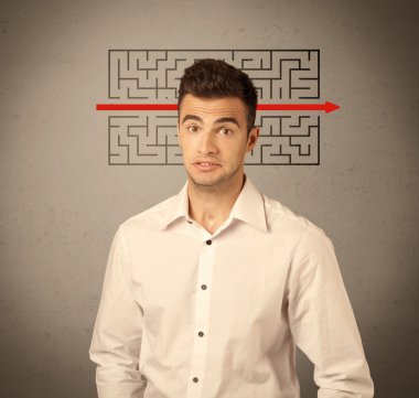 Yakışıklı iş adamı çözme labirent