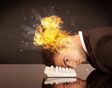 Stresli iş adamının kafası yanıyor.