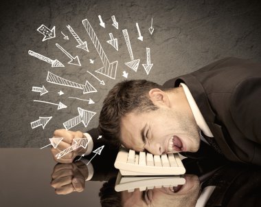 Oklar üzgün ofis çalışanlarını gösteriyor.