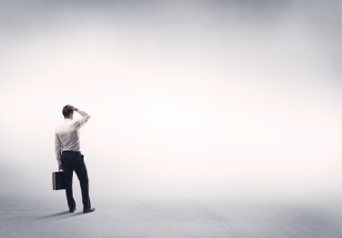 Boş beyaz arkaplanı olan satıcı