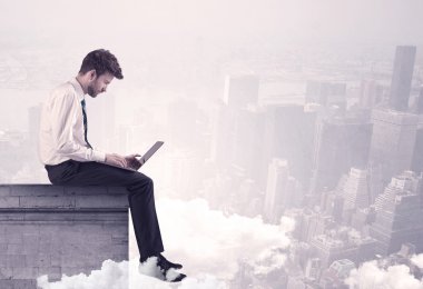 Satış elemanı şehrin sınırında oturuyor.