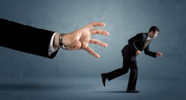 İş adamı büyük bir el kavramından kaçıyor.
