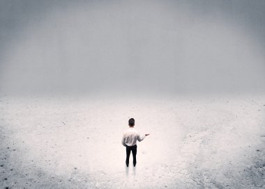 Kentsel boş alanda duran iş adamı