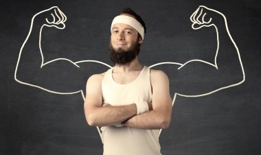 Çekici kasları olan zayıf genç bir adam.
