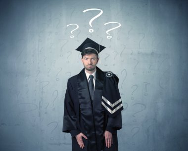 Soru işaretleri çizilmiş genç mezun.